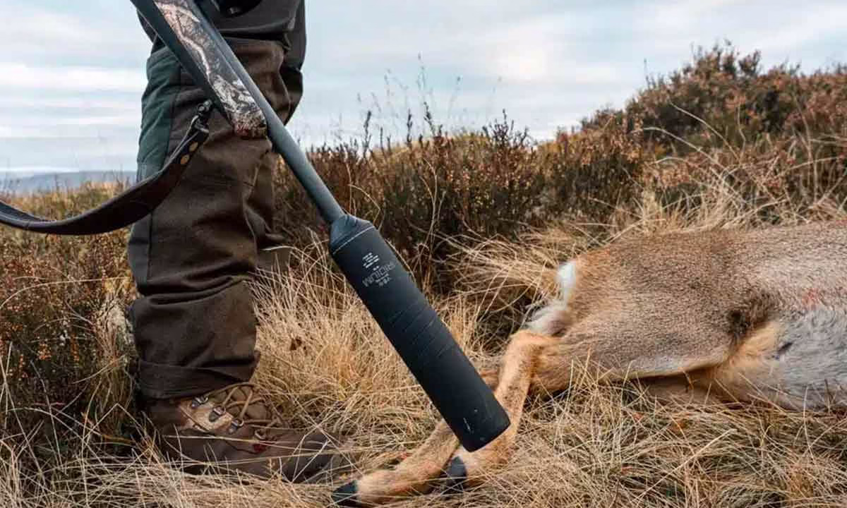 Un cazador haciendo uso de un rifle con moderador de sonido