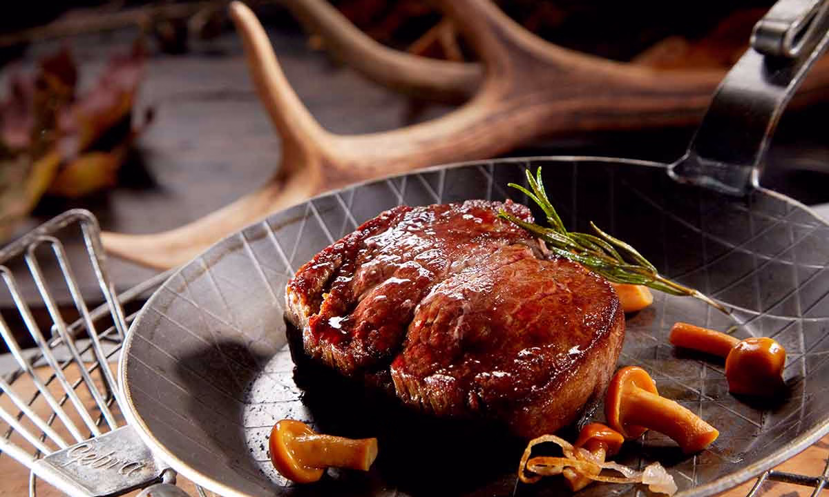 Un plato de carne de caza.
