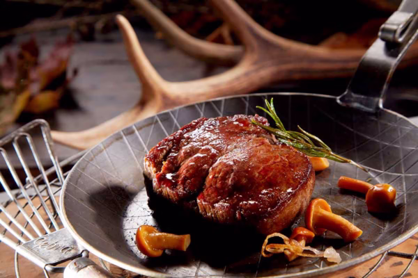Un plato de carne de caza.