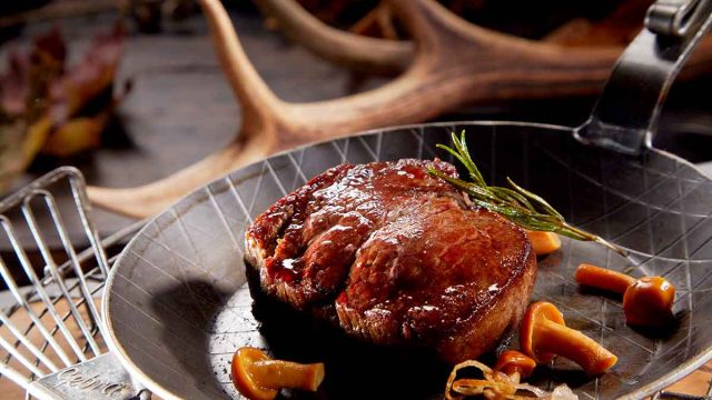 Un plato de carne de caza.