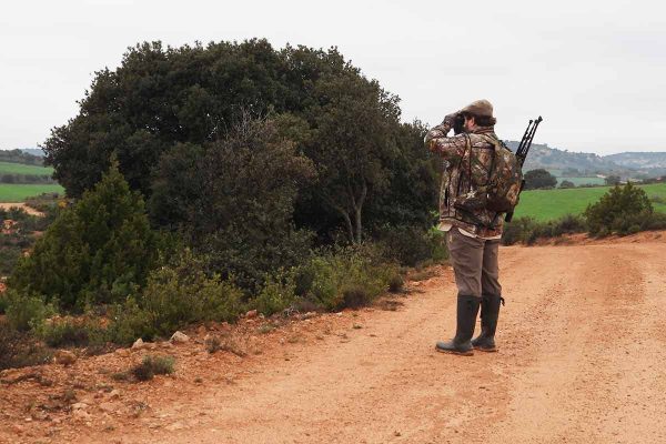 Un cazador en un camino