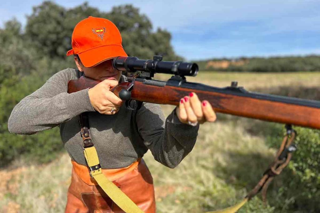 Una cazadora en una montería en Castilla -La Mancha.