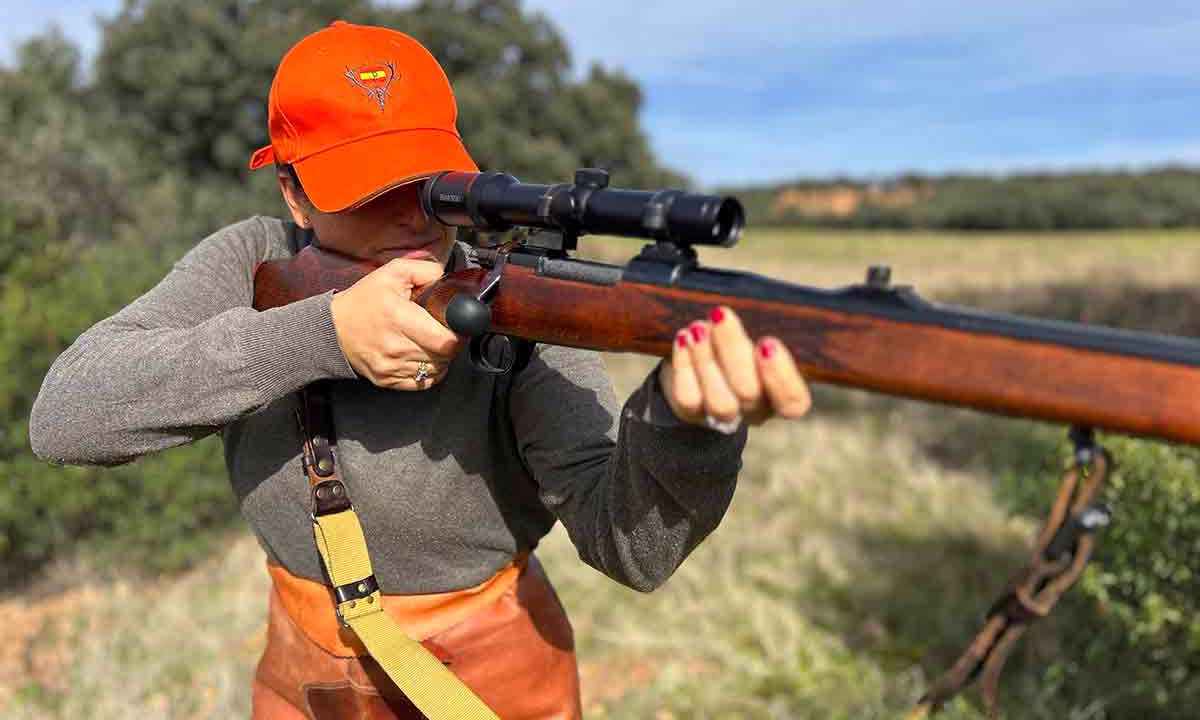 Una cazadora en una montería en Castilla -La Mancha.