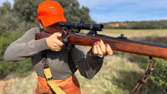 Una cazadora en una montería en Castilla -La Mancha.