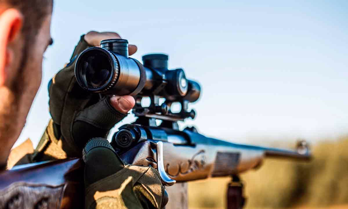 Un cazador disparando su rifle.