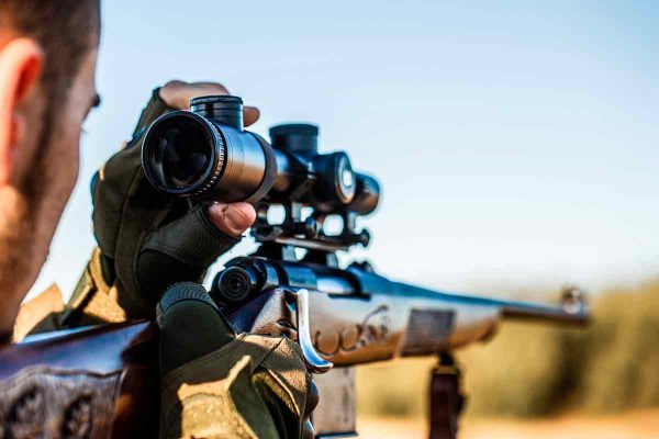 Un cazador disparando su rifle.