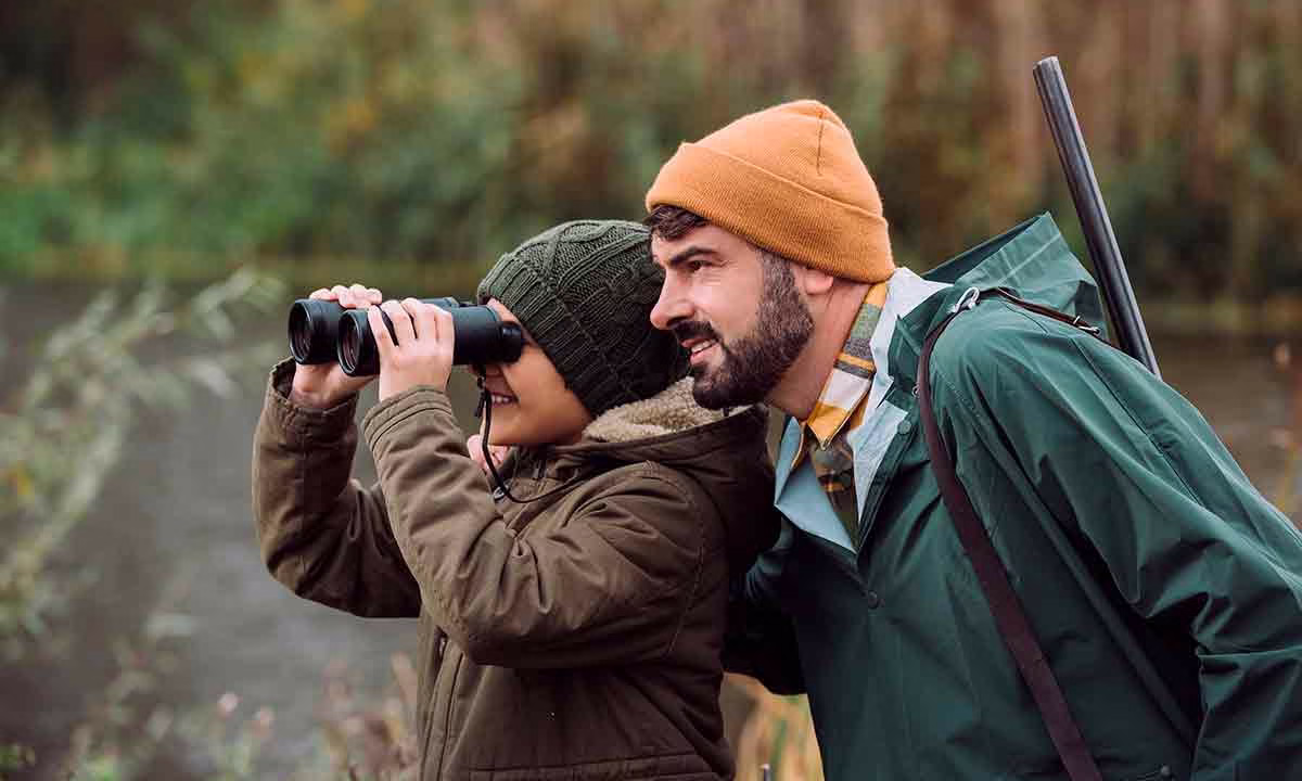 Un niño cazando junto a su padre.