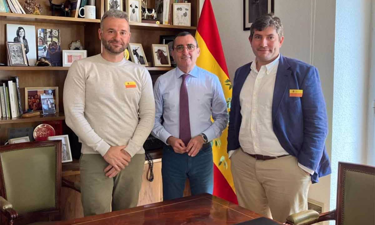 Josep Escandell, presidente de la RFEC; Valentín Almansa, director general de Sanidad de la Producción Agraria del MAPA; y Nicolás Urbani, directivo de la RFEC