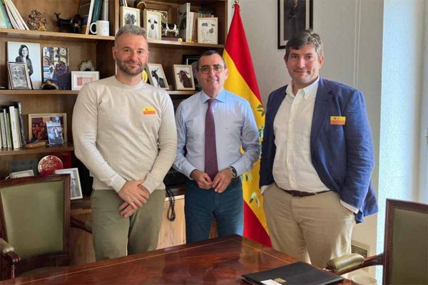 Josep Escandell, presidente de la RFEC; Valentín Almansa, director general de Sanidad de la Producción Agraria del MAPA; y Nicolás Urbani, directivo de la RFEC