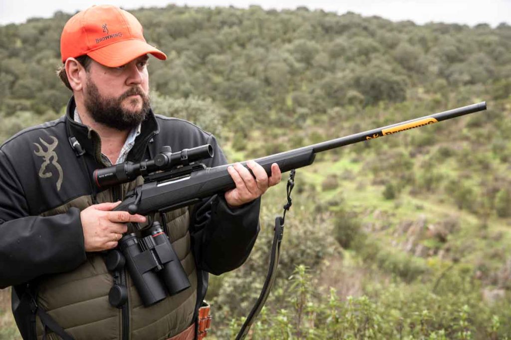 Un cazador en un puesto de montería.