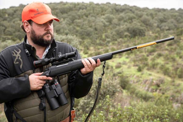 Un cazador en un puesto de montería.