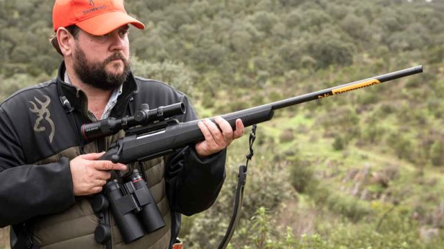 Un cazador en un puesto de montería.