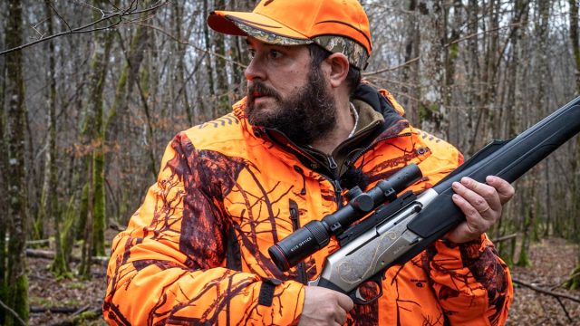 Un cazado con la parka que regalará la firma belga.