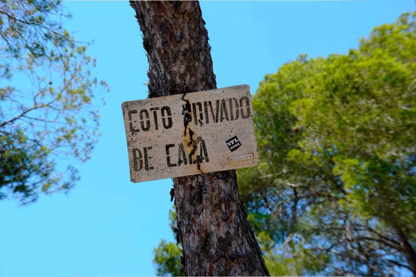 Tablilla de un coto de caza.