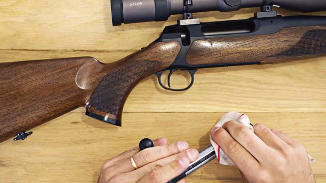 Un rifle de caza, en plena limpieza.