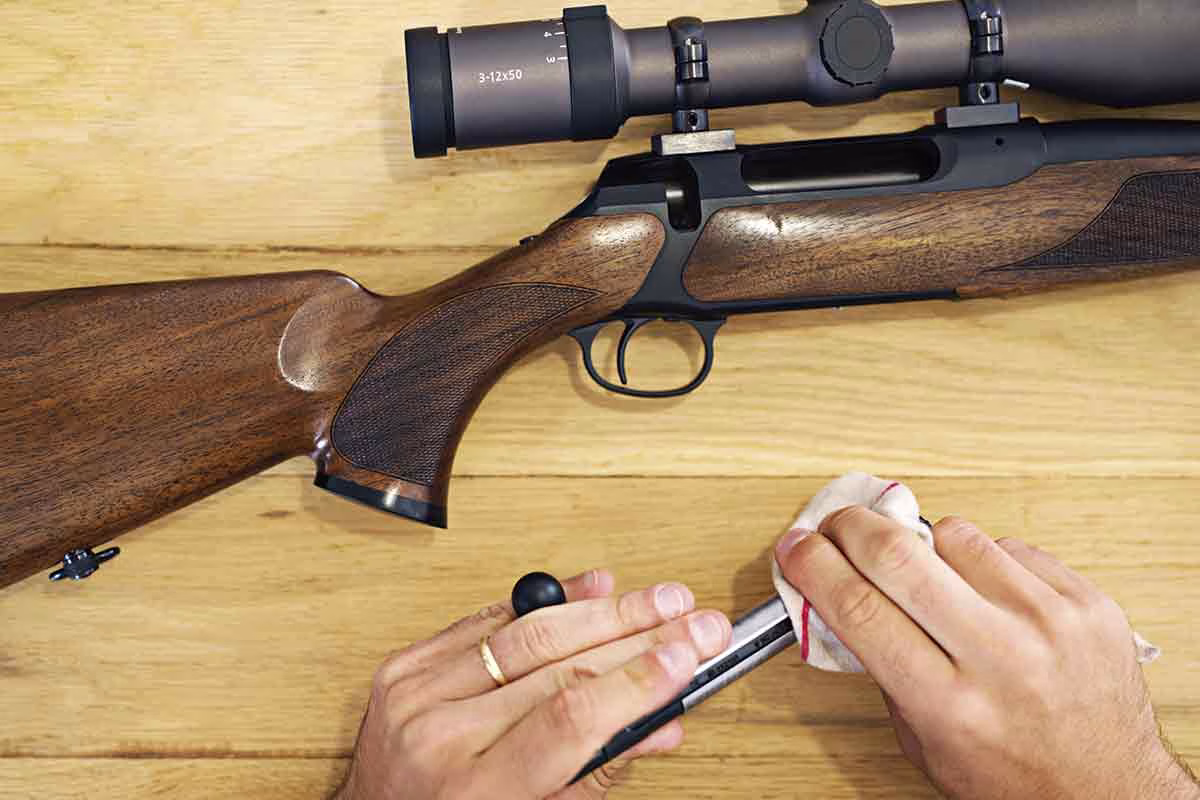 Un rifle de caza, en plena limpieza.
