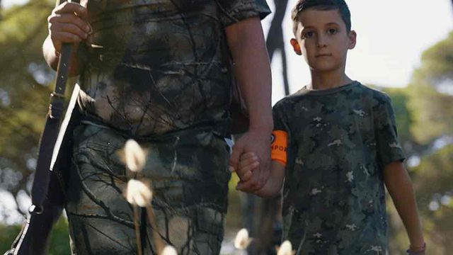 Un niño en compañía de su padre cazador.