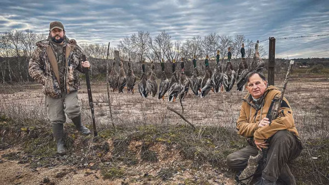 Carlos Vignau y su tío con los 14 patos cobrados.