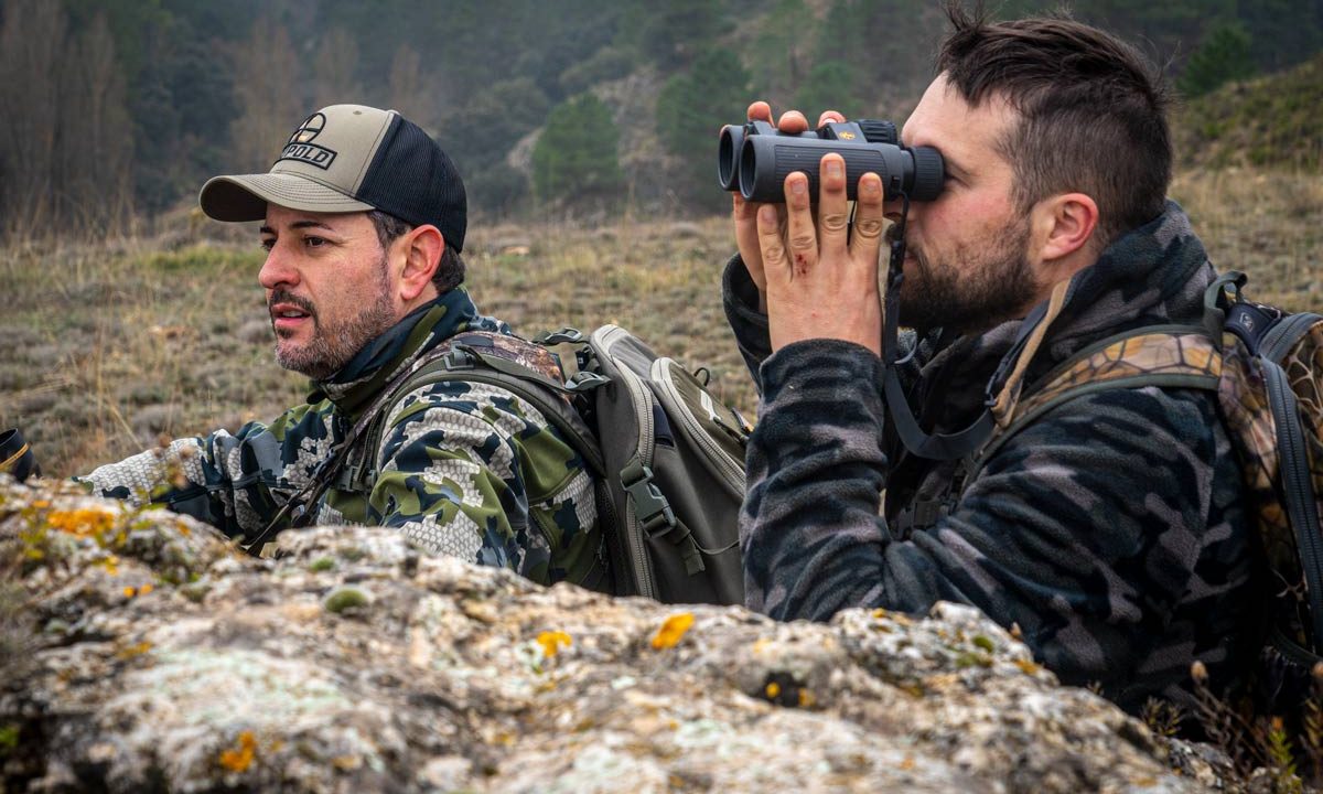 Dos cazadores buscan una cabra montés.