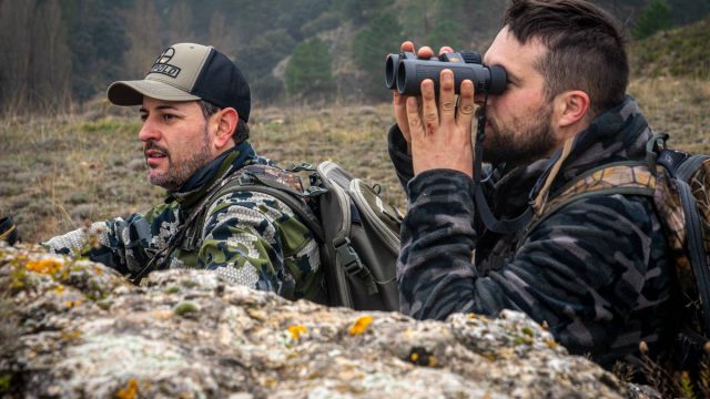 Dos cazadores buscan una cabra montés.