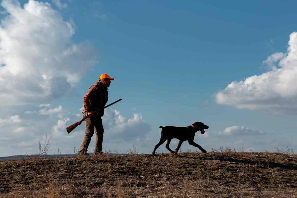 Un cazador con su perro.