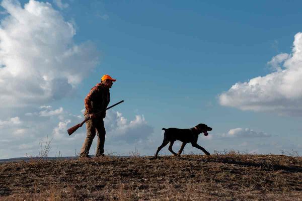 Un cazador con su perro.