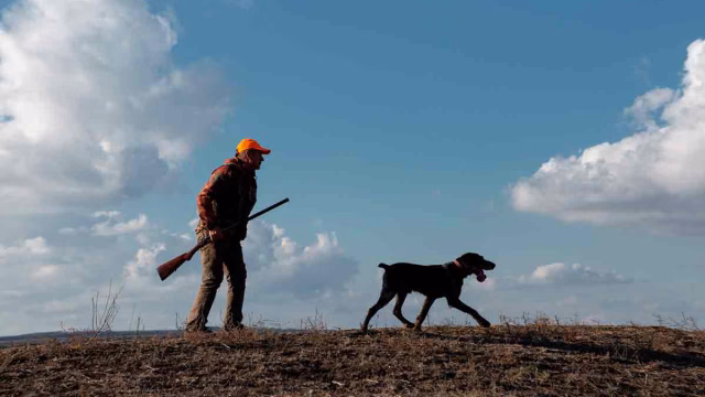 Un cazador con su perro.