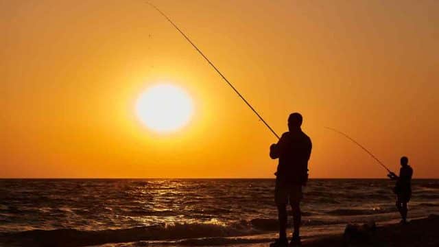 Pescadores al atardecer.