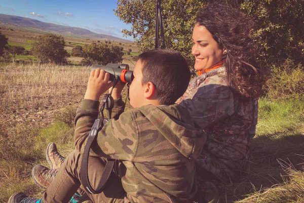 Una madre cazando con su hijo.