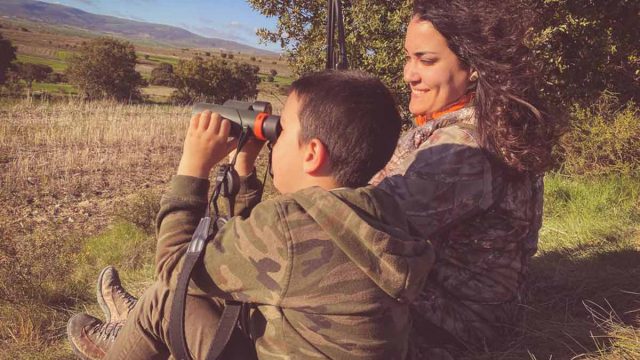 Una madre cazando con su hijo.