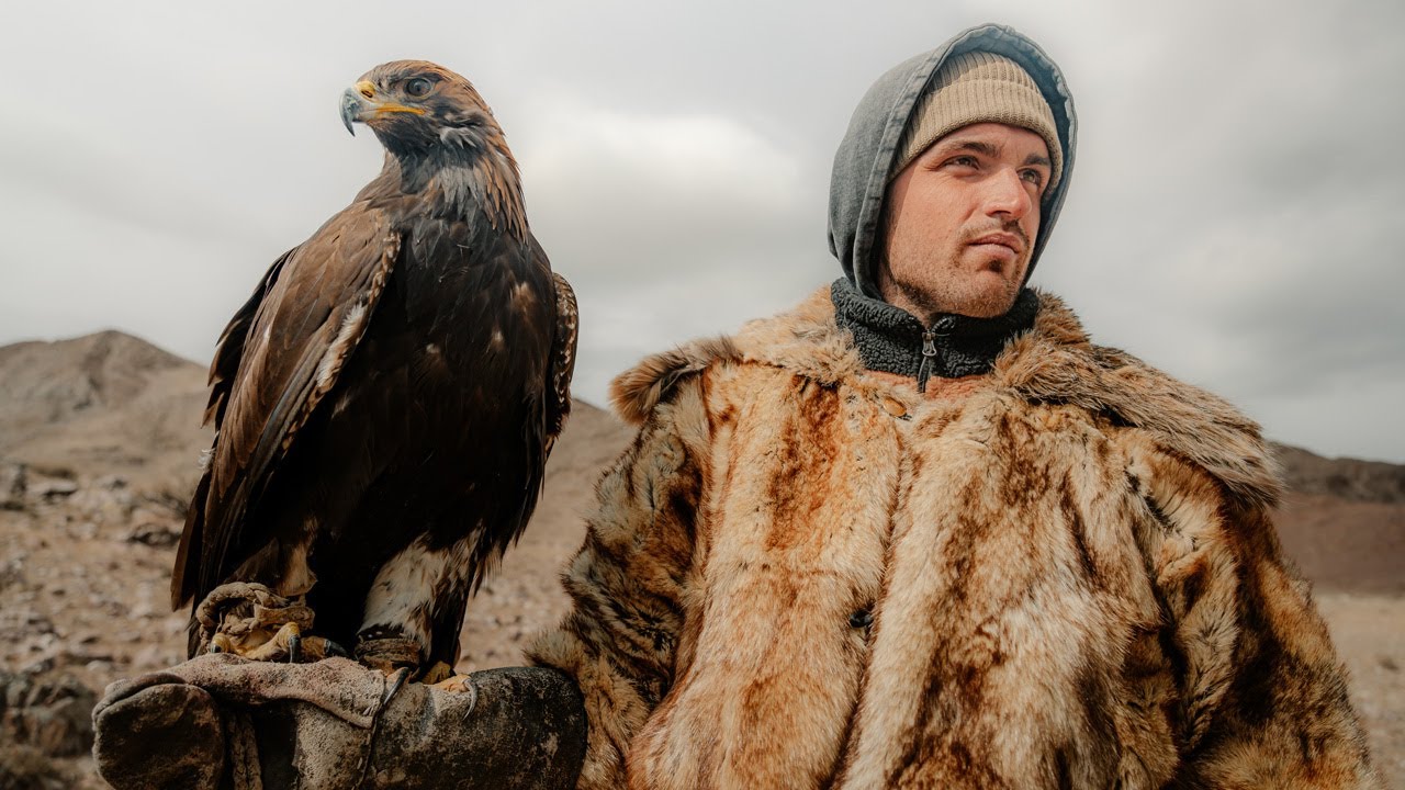 Los cazadores con águilas de Mongolia: la tradición milenaria que aún sobrevive en las montañas del Altái