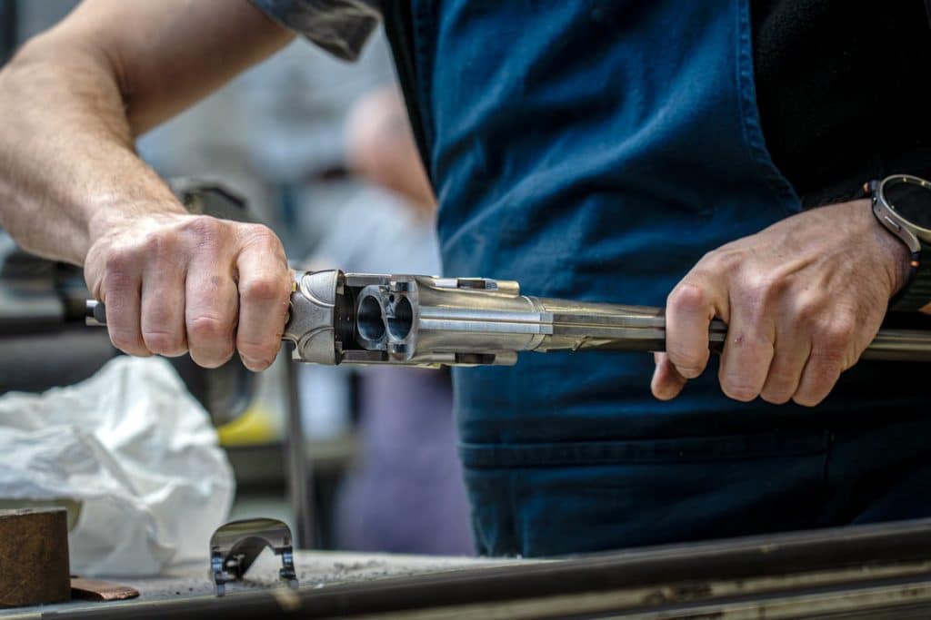 Detalle de un arma en fabricación. © Israel Hernández