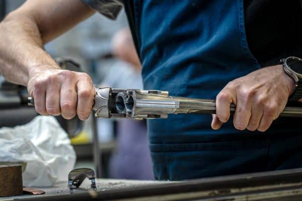 Detalle de un arma en fabricación. © Israel Hernández