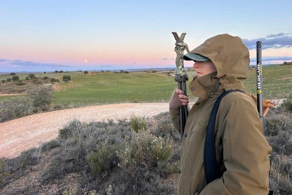Una cazadora durante un rececho.