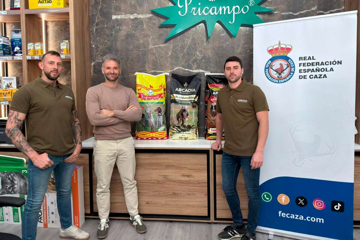 La RFEC y Piensos Arcadia sellan una alianza hasta 2028 para reforzar las competiciones de perros de caza