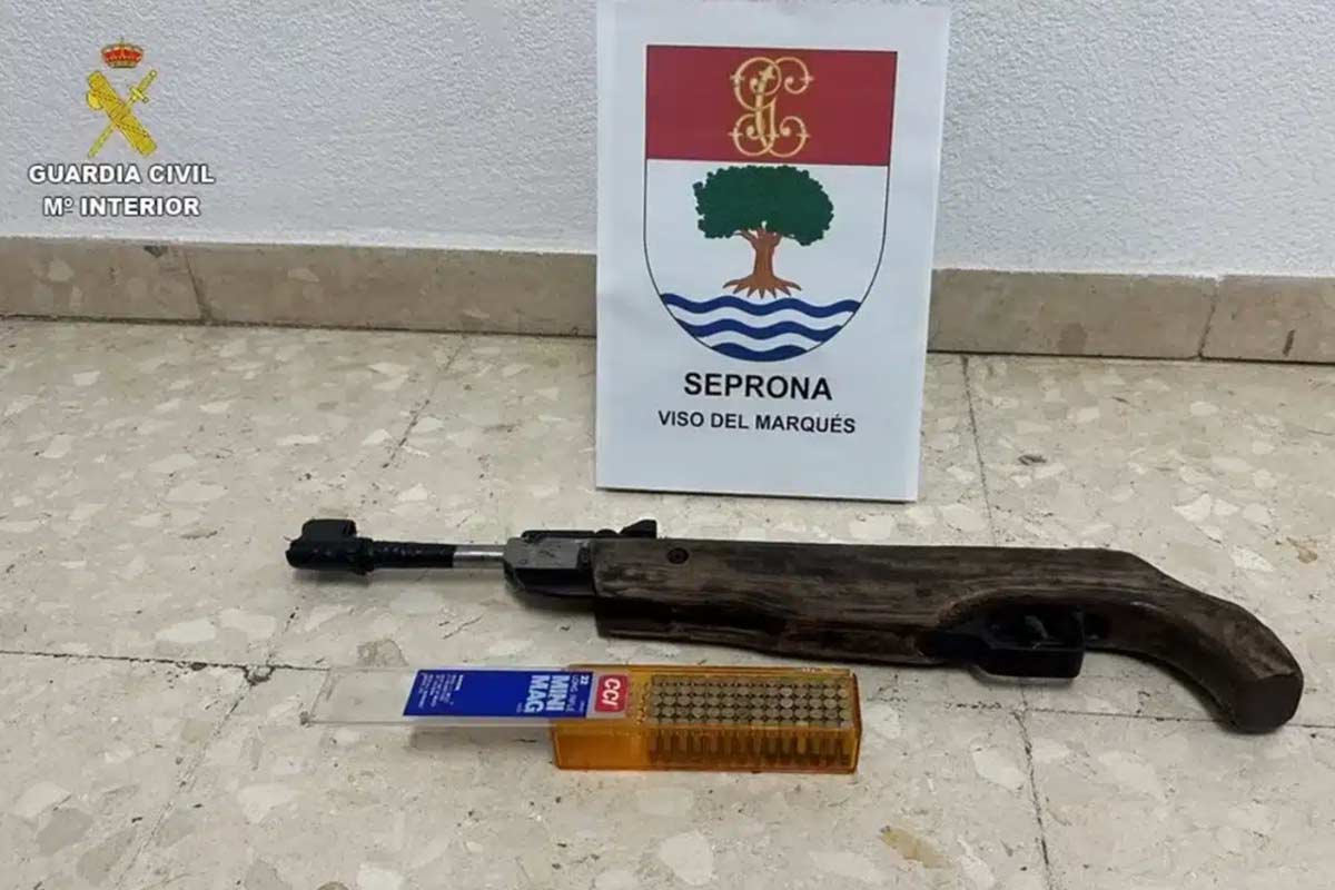 Detenido un furtivo tras convertir una carabina de aire comprimido en un arma de fuego para cazar conejos