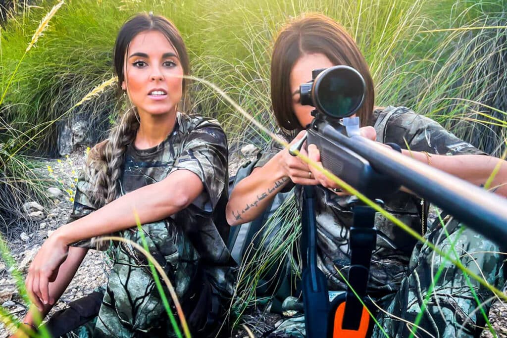 Dos mujeres cazadoras en la grabación de un documental de Cazaflix