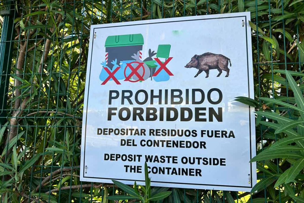 Cartel de aviso en una urbanización de Marbella.