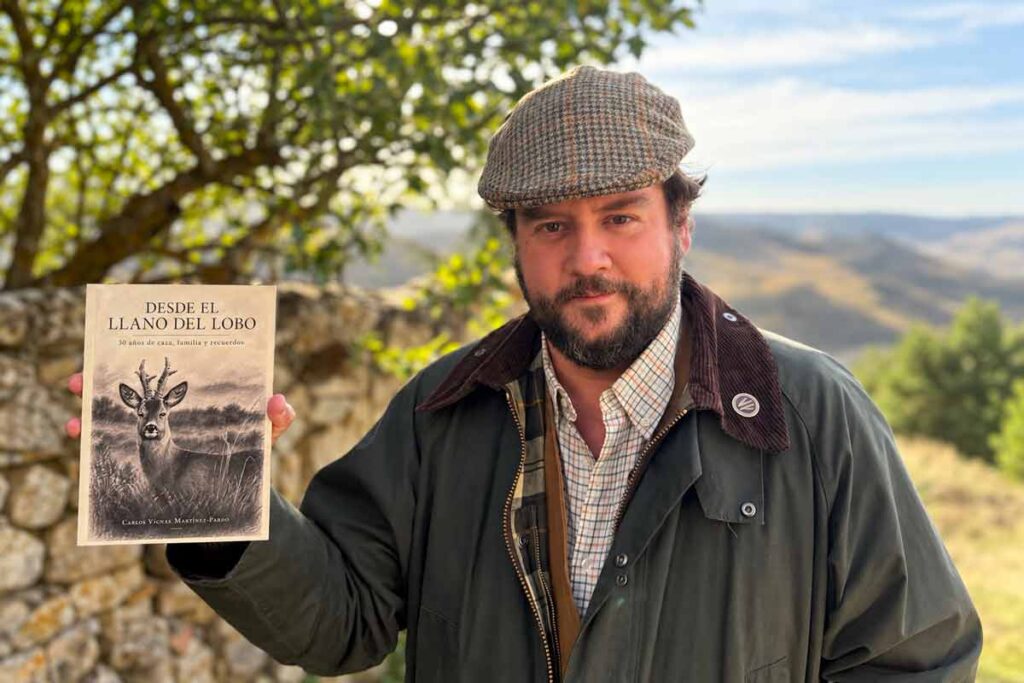 Carlos Vignau con el libro en sus manos.