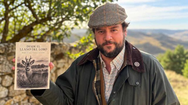 Carlos Vignau con el libro en sus manos.