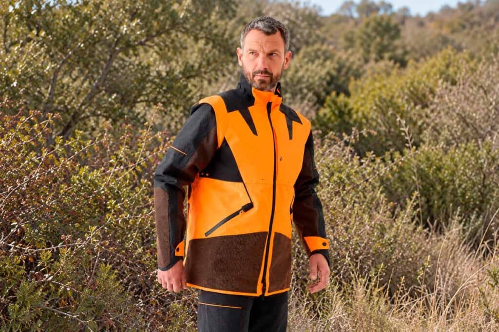 Un cazador con la chaqueta Solognac 1200 Super Track.
